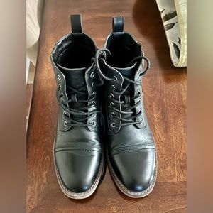 Men’s Black boots with zippers sides size9.5